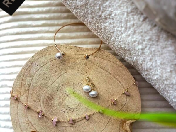 סט מגבות מבית REPLAY ותכשיטי Pearl מבית Lumé Jewellery